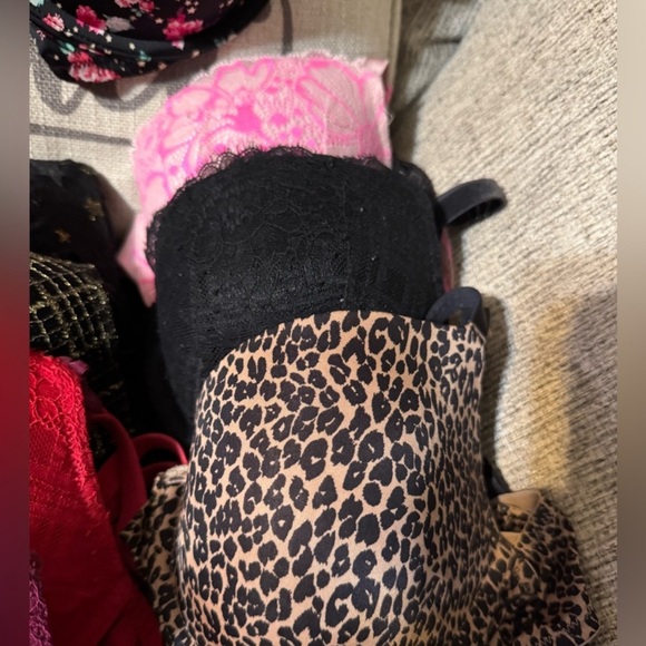 Victoria Secrets Assorted Bras 36C - Picture 4 of 8